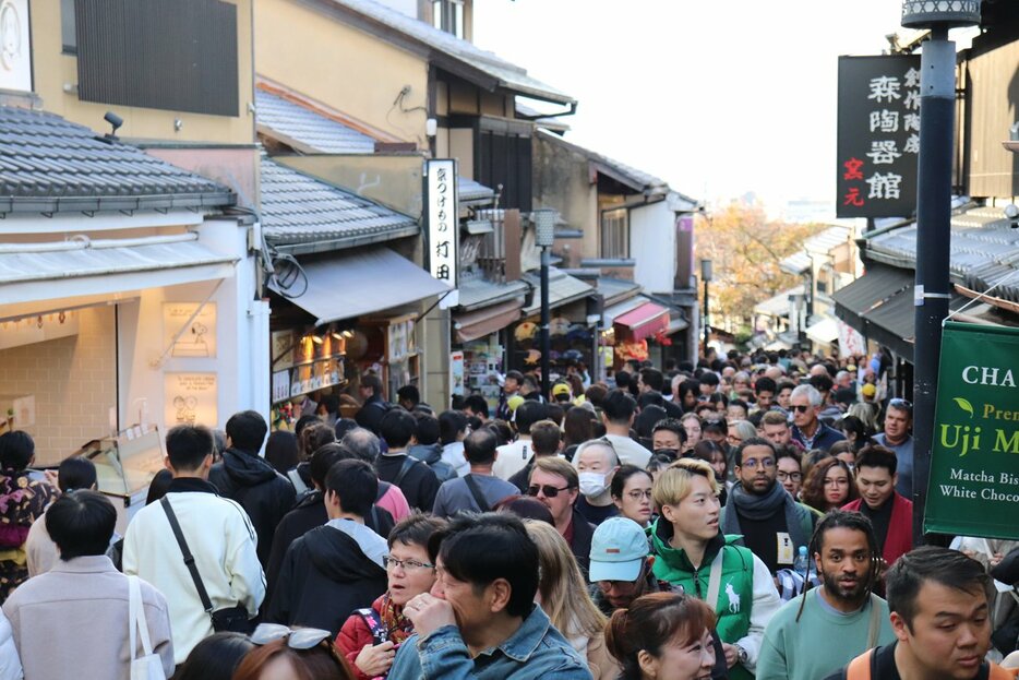 訪日客で混雑する清水寺周辺エリア（２０２３年１１月、京都市東山区）