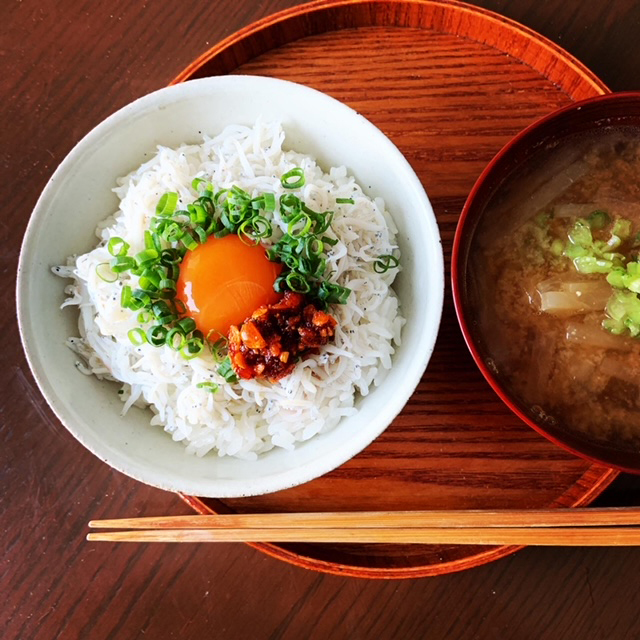 湘南にある紋四郎丸のふわふわしらすは、炊き立てご飯にのせたら、卵黄にねぎ、ラー油を添えて、醤油をたらり。黙々とかきこみたくなる〈しらす丼〉に。 Photo by ariko