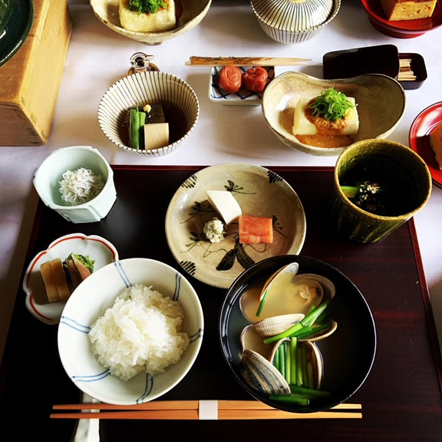 arikoさんが季節折々の料理を目当てに通う、湯河原にある温泉宿「石葉（せきよう）」。美食を堪能し、温泉でふにゃふにゃになって倒れるように寝落ちした翌朝には、ご褒美のような朝ごはんが待っている。ひとり旅でもおすすめの名旅館。 Photo by ariko