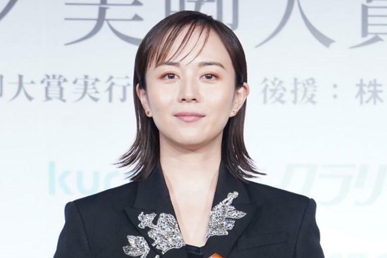 「第20回 クラリーノ美脚大賞2024」に選ばれ授賞式に出席した比嘉愛未さん