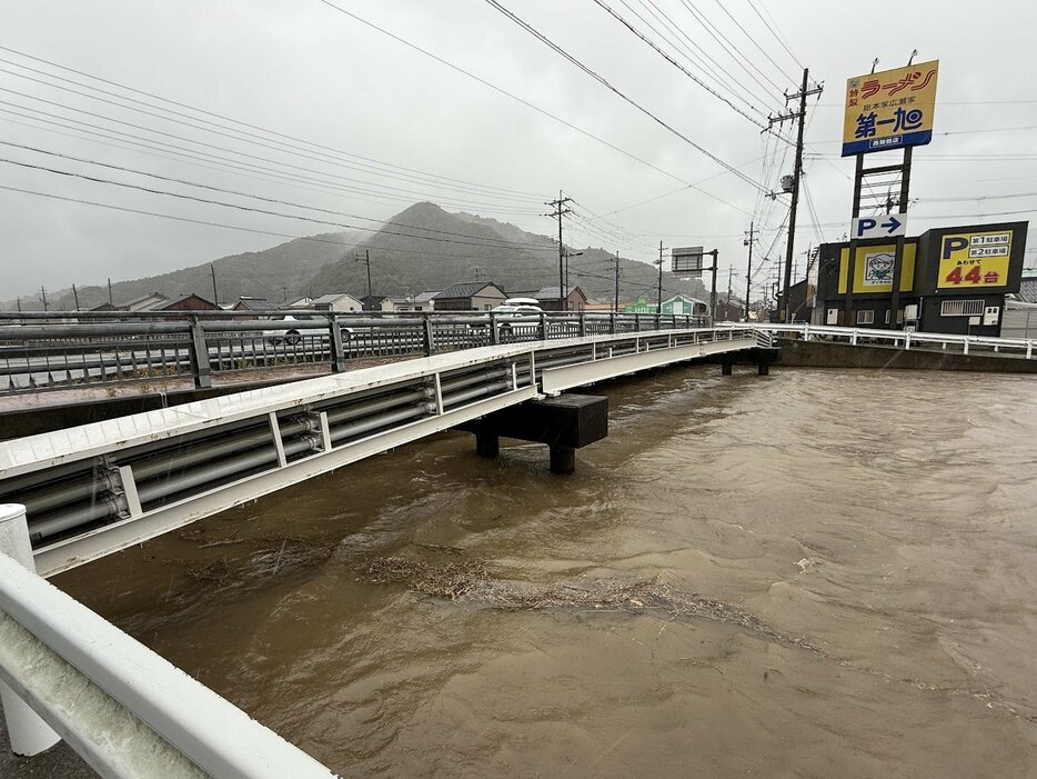 強い雨の中、大量の濁った水が流れる高野川（２日午後１時２５分、舞鶴市竹屋）