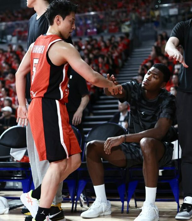 左からグリズリーズの河村勇輝選手とレイカーズの八村塁選手(写真：日刊スポーツ/アフロ)