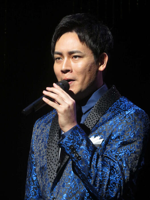 ワンマンコンサート「木村徹二　LIVE2～時代をつくる男。テツジ自信あり！」で歌う木村徹二