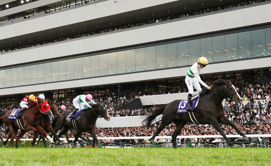 第４１回マイルチャンピオンシップを制したソウルラッシュ（右端）＝１７日、京都競馬場（ＪＲＡ提供）