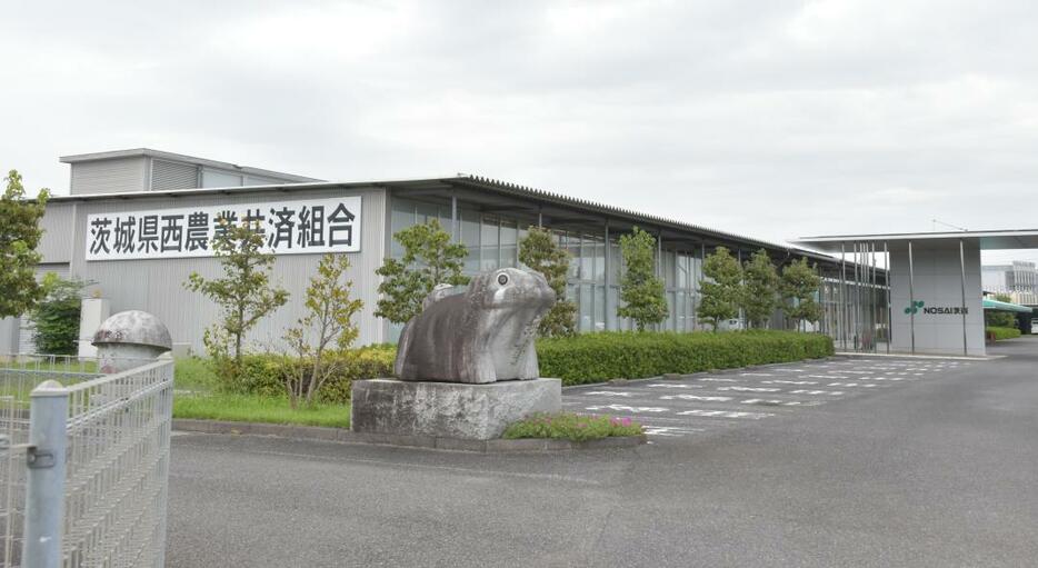 共済金をだまし取った疑いで元職員3人が逮捕された県西農業共済組合(NOSAI茨西)=八千代町松本