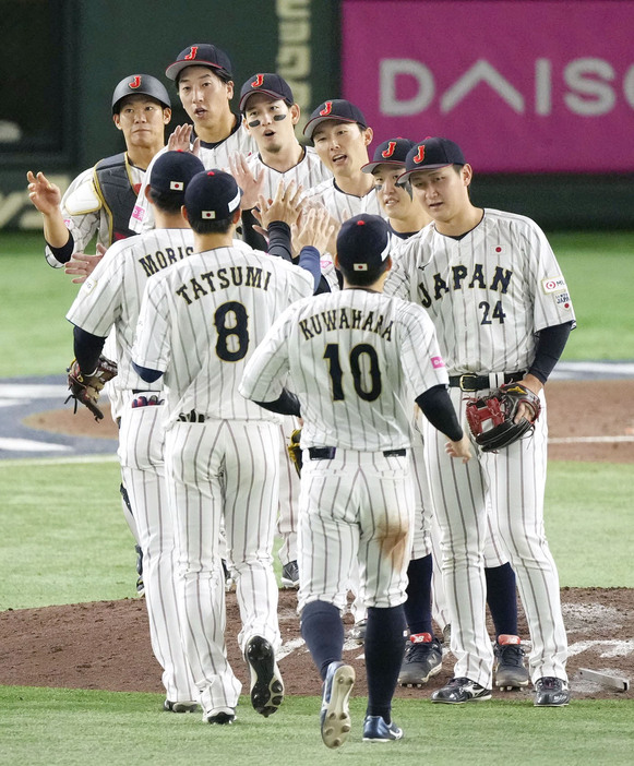 プレミア12の2次リーグ、ベネズエラ戦に勝利した日本チーム＝22日、東京ドーム