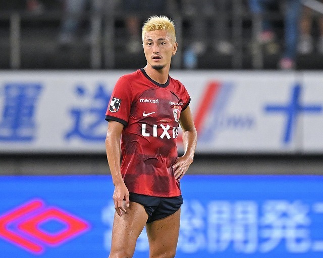 名古屋戦で一発レッドの鈴木。写真：金子拓弥（サッカーダイジェスト写真部）