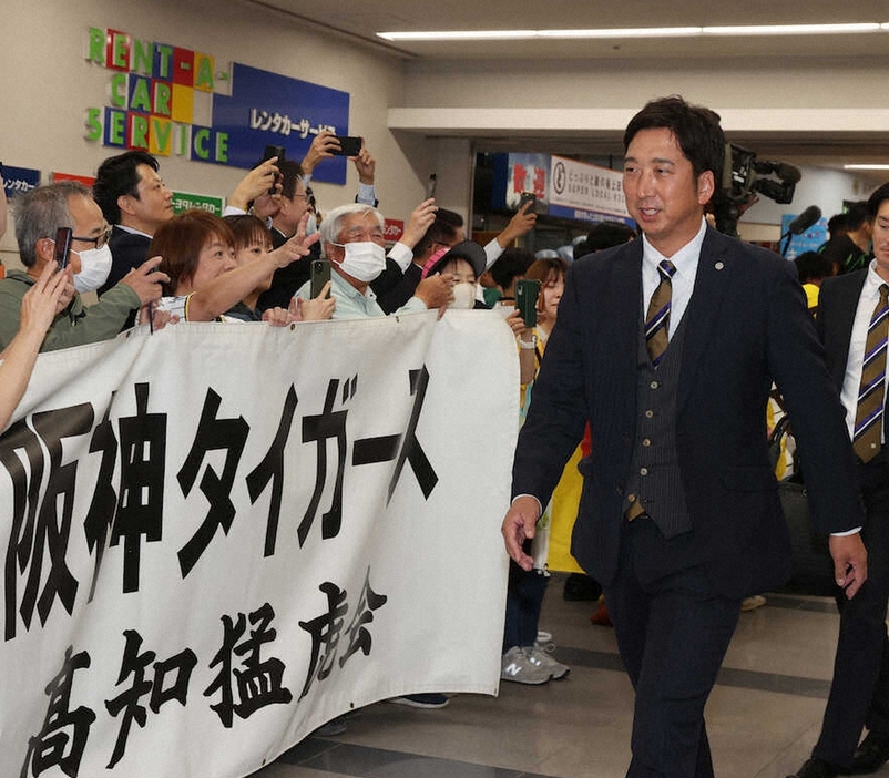 高知龍馬空港に到着して熱烈な歓迎を受ける阪神・藤川監督（撮影・大森　寛明）