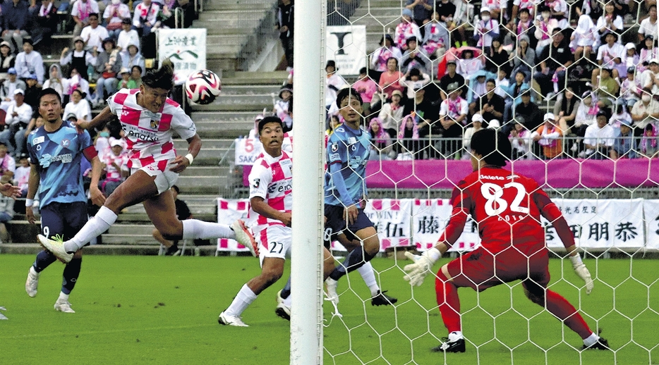 ヘディングで決勝ゴールを決める武選手（左から2人目）