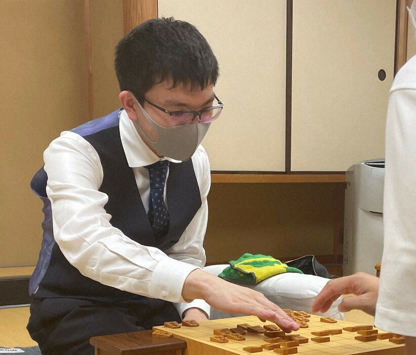 王将戦リーグ開幕戦を白星で飾った永瀬拓矢九段＝東京都渋谷区の将棋会館で2024年9月24日、丸山進撮影