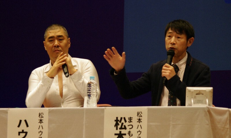 統合失調症についての経験などを語る「松本ハウス」のハウス加賀谷さん（左）と松本キックさん＝高知市で、2024年11月9日午後2時57分、小林理撮影