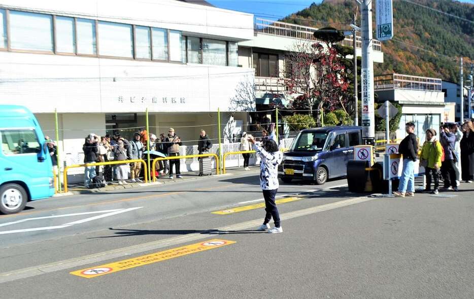 横断防止の柵が設けられる「富士山ローソン」前の歩道（中央）。向かい側の歩道には既に柵が設置されている＝29日、山梨県富士河口湖町（平尾孝撮影）