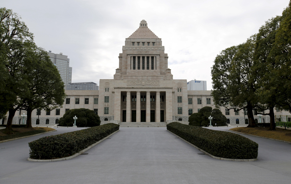 　１１月１日午後、国民民主党、公明党の幹事長と国対委員長が都内で会談し、１１日とされる特別国会の開催後、早期に党首会談を行うことで合意した。写真は国会議事堂。都内で２０１６年２月撮影（２０２４　ロイター/Toru Hanai）