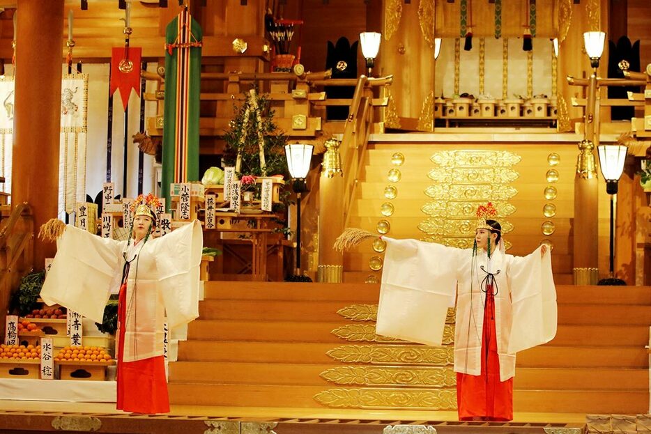 神楽「豊栄の舞」を奉納する巫女＝２３日、寒川神社御社殿