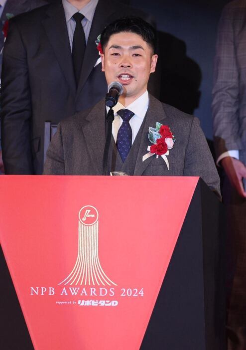 【プロ野球NPBアワーズ2024　第2部】　表彰式に臨むパ・リーグ最優秀選手賞のソフトバンク・近藤健介　＝グランドプリンスホテル新高輪（撮影・佐藤徳昭）