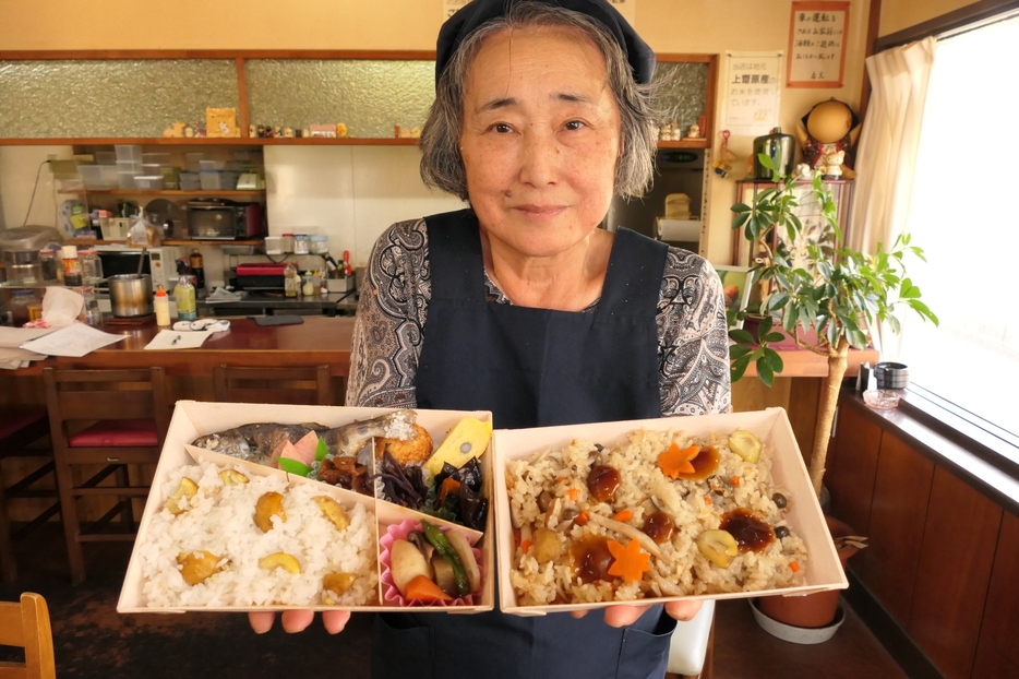 2日から販売する秋季限定の「やま弁＆栗ごはん」=岡山県鏡野町で