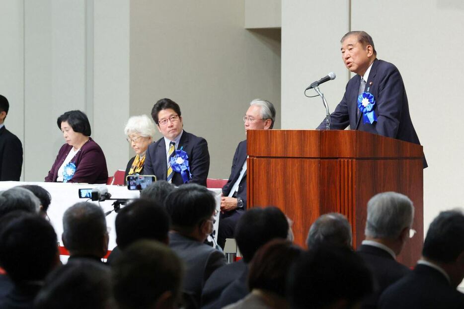 拉致被害者家族会などが開いた国民大集会で発言する石破茂首相