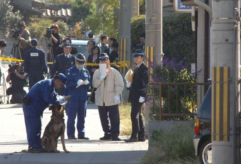 鵜瀬柚希さんが刺殺された現場付近を調べる捜査員ら。警察犬による捜査も行われた＝平成19年10月17日、兵庫県加古川市