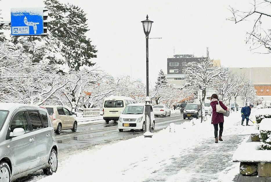 一面の雪景色となった弘前市内＝19日午前8時半ごろ、弘前市上白銀町（写真は一部加工しています）