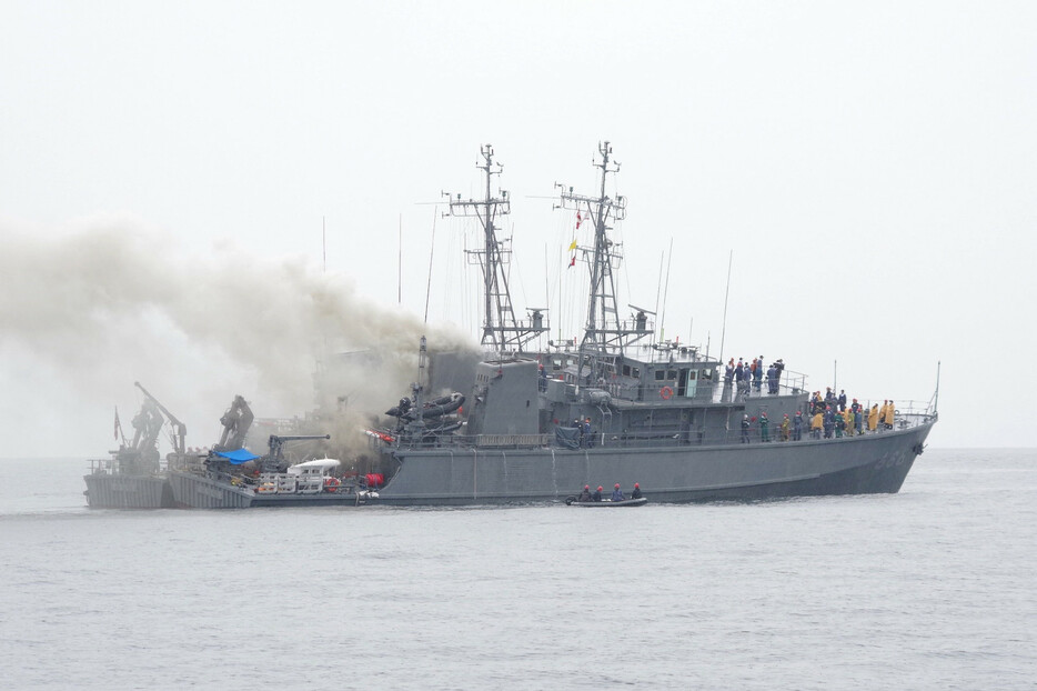 火災で船体から煙を上げる海上自衛隊の掃海艇「うくしま」＝１０日午後、福岡県宗像市の大島沖（福岡海上保安部提供）