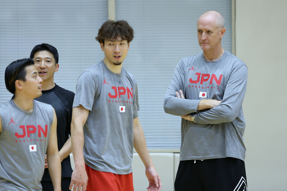 アジア杯予選に向け、練習を見守るバスケットボール男子日本代表のホーバス監督（右）＝１３日、東京都北区