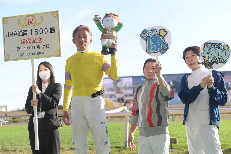 区切りの勝利を挙げた岩田康は騎手仲間の祝福を受けた