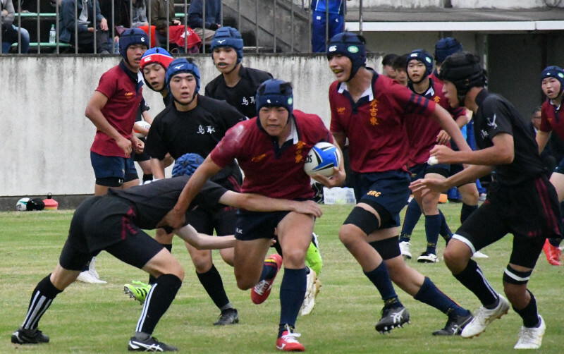 ゴールに向かって突進する倉吉東の選手＝鳥取県米子市のどらやきドラマチックパーク米子球技場で2024年11月10日午後2時55分、阿部浩之撮影