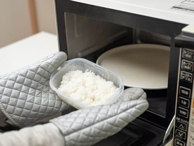 電子レンジで食品がうまく温まらない「加熱ムラ」の原因は何で、どう対処すればよいのでしょうか。「All About」デジタル・家電ガイドの安蔵靖志が解説します。