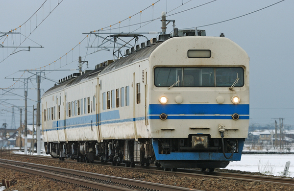 北陸本線で走っていた419系電車は、寝台特急電車の583系を改造したもの。こうした改造で一般電車を捻出した（画像：PIXTA）。