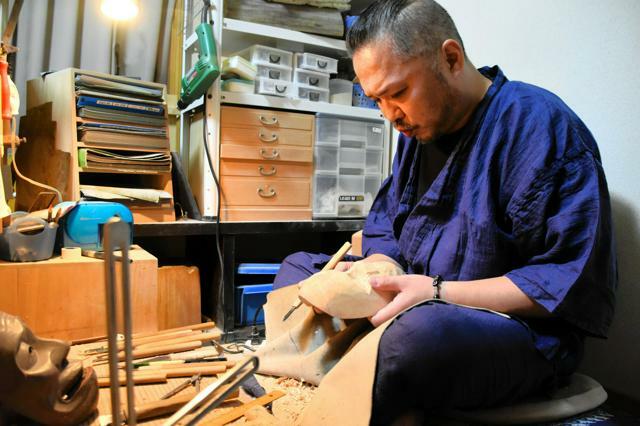 郷土芸能の神楽に使う面をつくる神楽面師「広運」こと佐藤高広さん。面は作るだけでなく、集めもする。「純粋に好きだから」=2024年9月27日午後5時4分、宮城県栗原市、御船紗子撮影