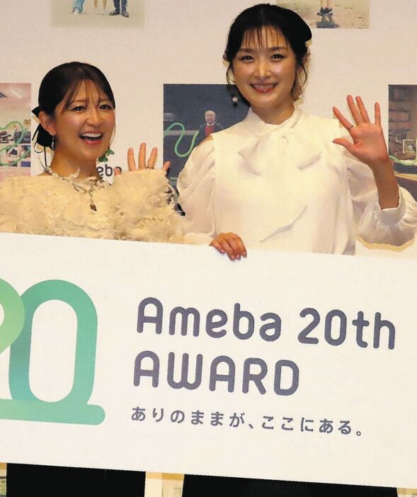 辻希美の代打で出席した矢口真里（左)と石川梨華