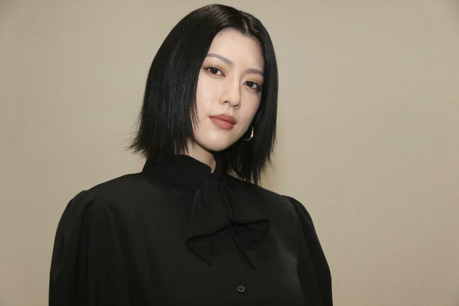 映画「本心」に出演している三吉彩花さん