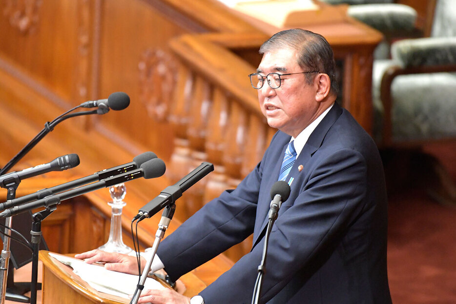 所信表明演説を行う石破首相＝２９日、衆院本会議場