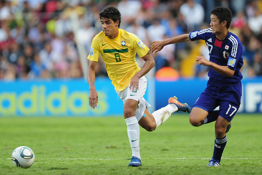 U-17ワールドカップのブラジル戦で世界との壁を痛感したという（写真右）【写真：Getty Images】