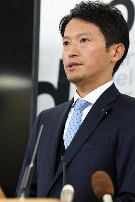 定例記者会見を行う斎藤元彦・兵庫県知事＝神戸市中央区で2024年11月27日、村田貴司撮影