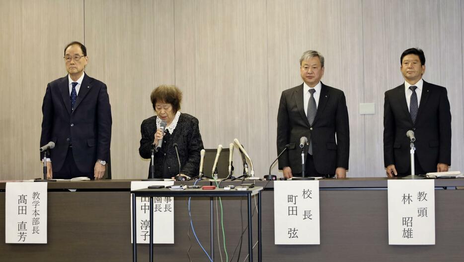 記者会見する学校法人佐藤栄学園の田中淳子理事長（左から2人目）ら＝19日午前、さいたま市