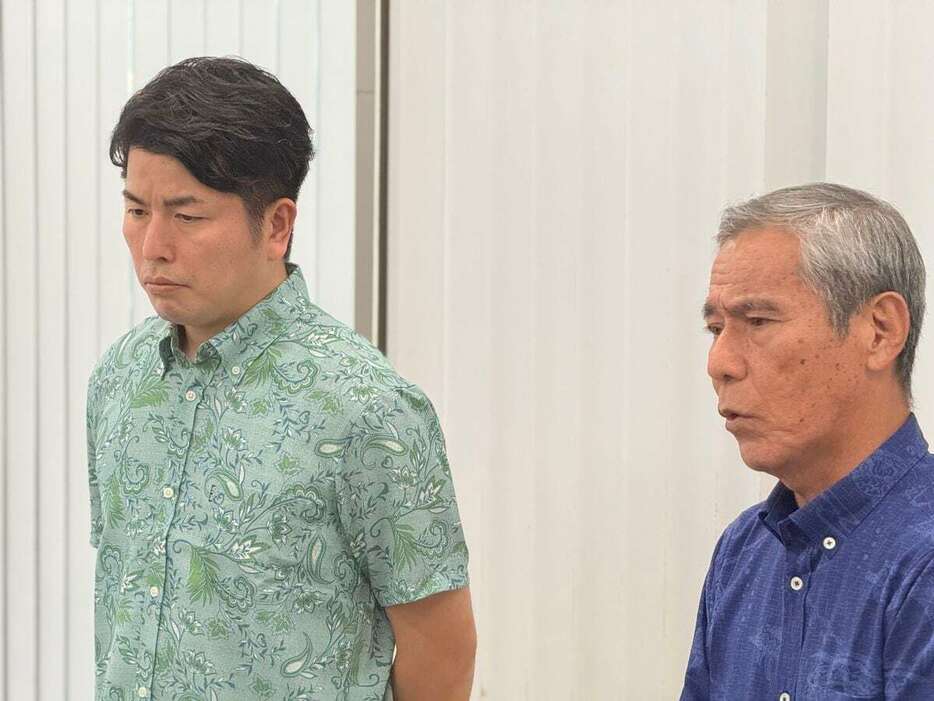 飯塚幸三受刑者が死亡したことを受け、取材に応じる松永拓也さん（左）と上原義教さん＝25日午後、沖縄県西原町（大竹直樹撮影）