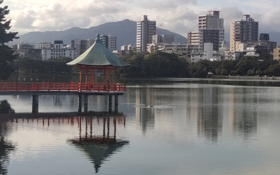 観光客も多く訪れる大濠公園