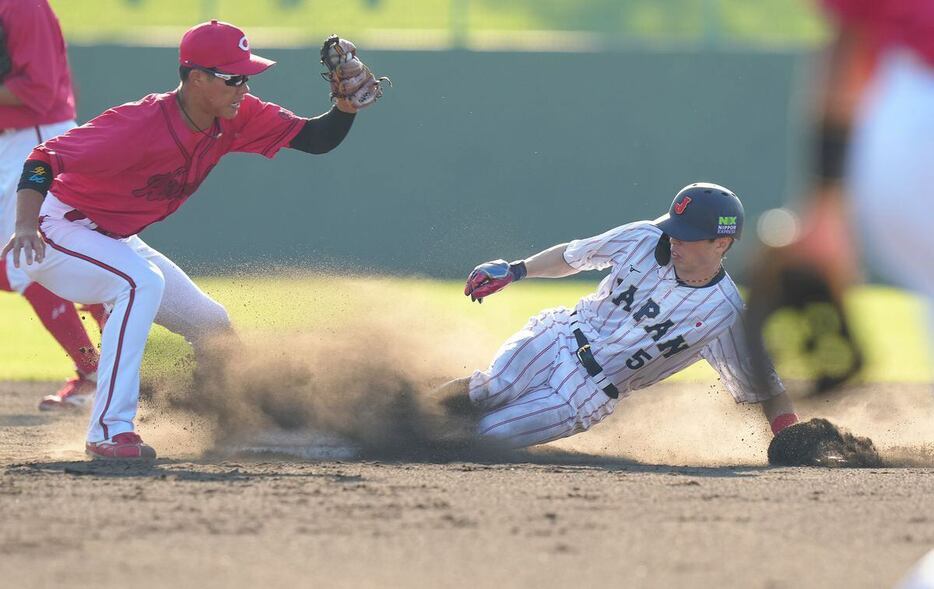 7回、二盗を決める日本ハム・五十幡亮汰＝清武総合運動公園（撮影・松永渉平)