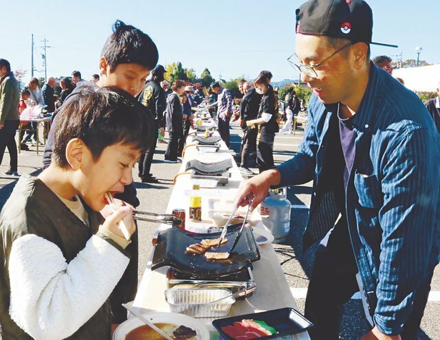 稲葉メルヘン牛を陶板で焼いて味わう家族連れ