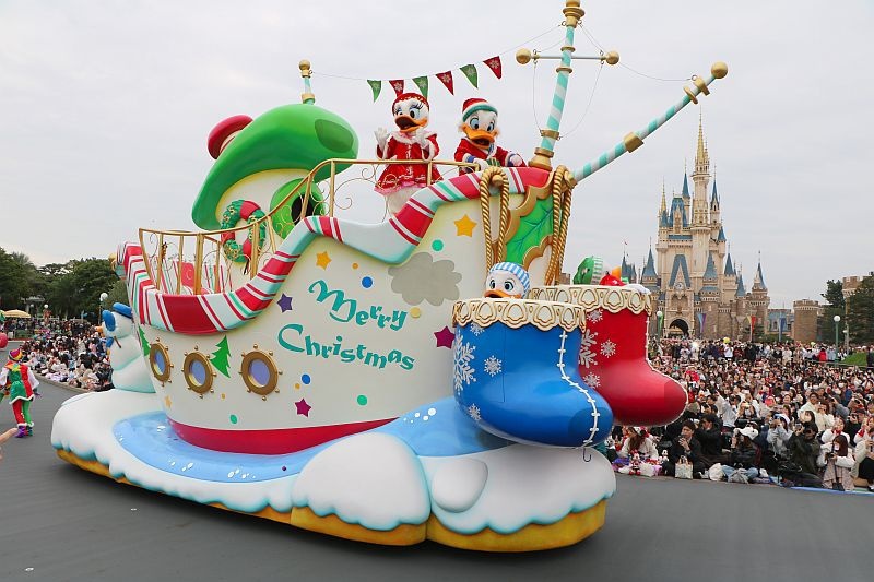 今年ファイナルを迎えるパレードが「ディズニー・クリスマス・ストーリーズ“フォンド・フェアウェル”」として登場