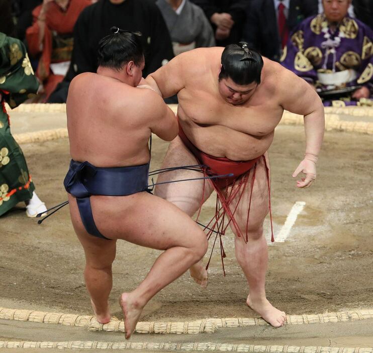 豊昇龍（左）は熱海富士の勇み足に救われた＝福岡国際センター（撮影・渋井君夫）