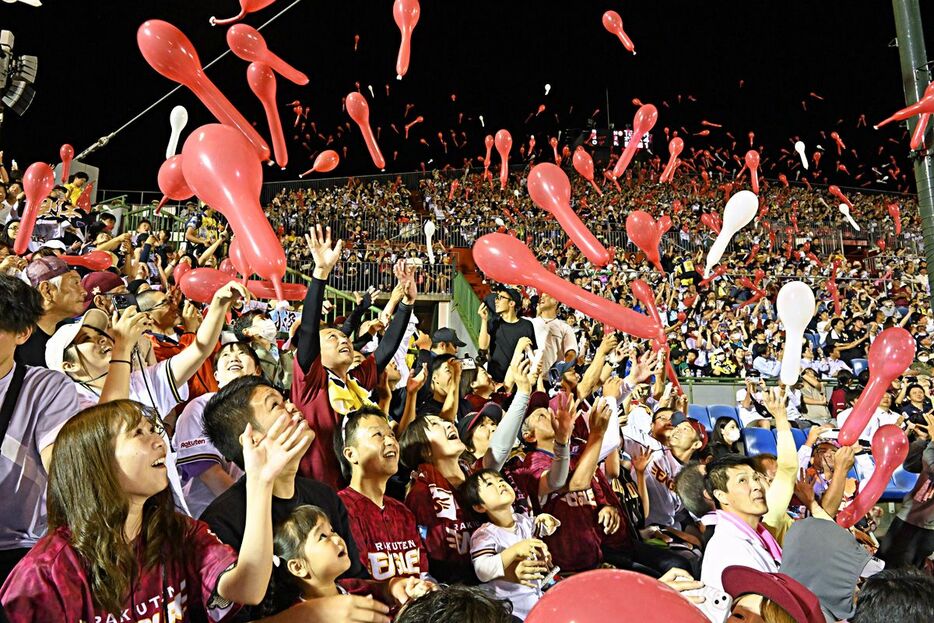 今年、弘前市のはるか夢球場で行われたプロ野球1軍戦。1万人超のファンが試合を楽しんだ＝7月2日