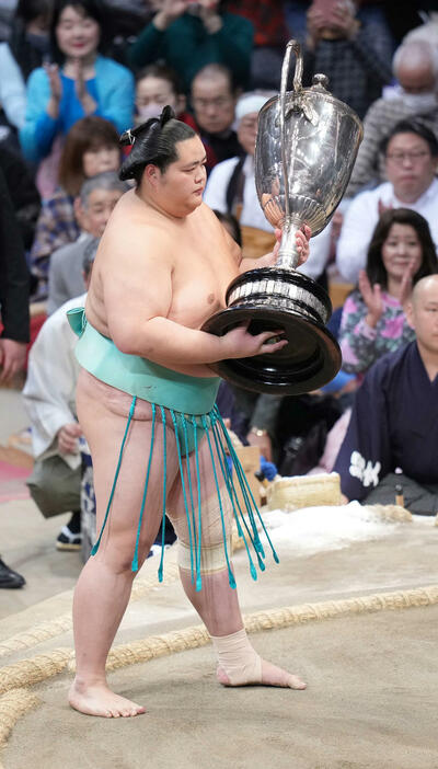 琴桜は幕内初優勝を飾り賜杯贈呈を受ける（撮影・小沢裕）