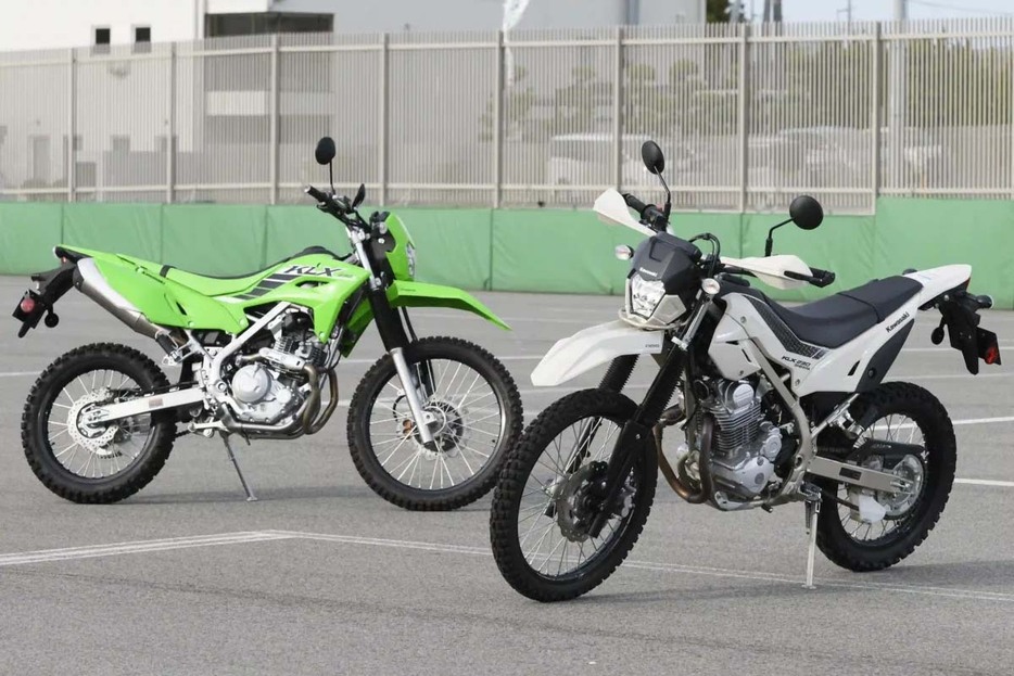 右がKLX230シェルパ、左がベース車のKLX230S。早くも実車を撮影する機会を得たので撮り下ろしカットを交えつつ紹介しよう。