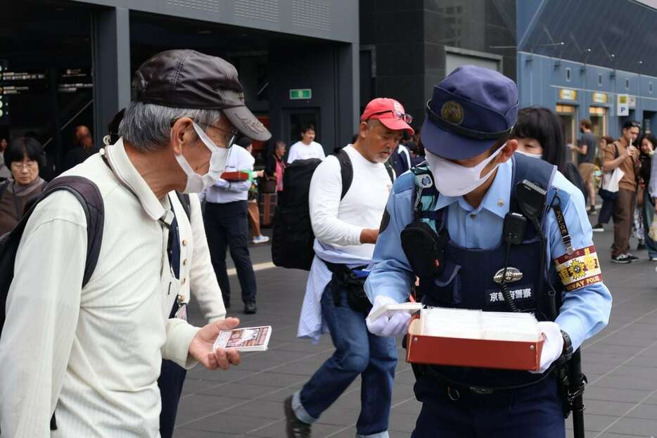 事件に関する情報提供を求める捜査員ら＝京都市下京区