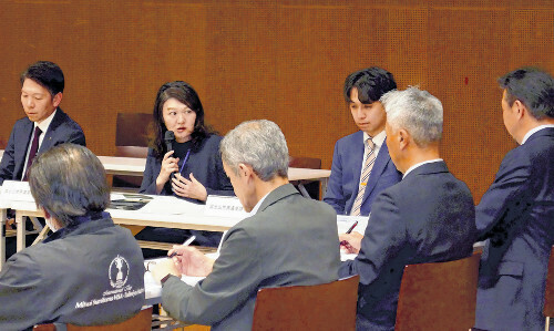 富士登山の規制強化について話し合われた会合（２１日、沼津市で）