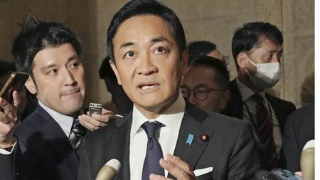 衆院選で議席数を大きく伸ばし、玉木代表の不倫報道でも、むしろ声援が強まっている印象の国民民主党。躍進の背景には、「ソフトなポピュリズム」路線のポジショニングがある（写真：共同）