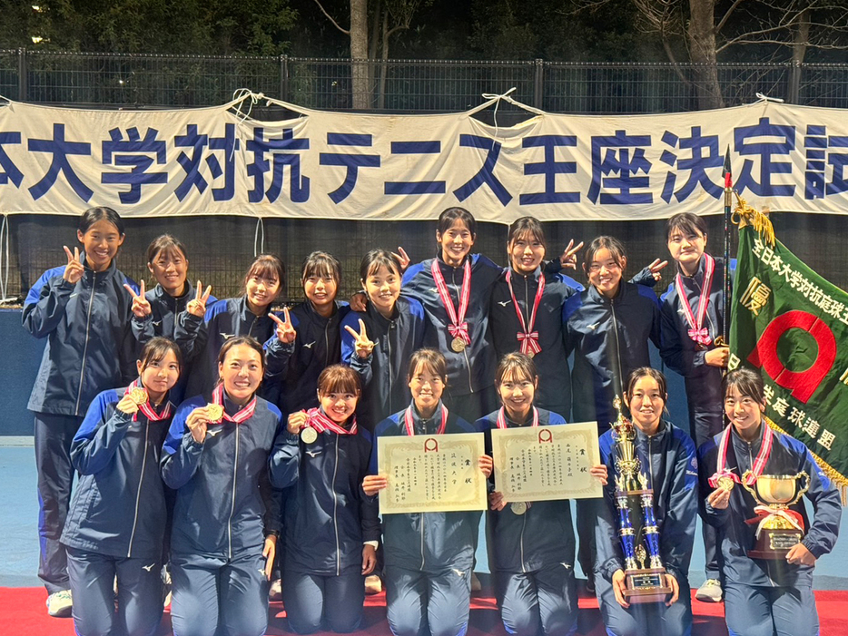 「2024年度全日本大学対抗テニス王座決定試合」（東京・有明テニスの森公園コート）で2年連続3度目の優勝の優勝を飾った筑波大学（写真提供◎全日本学生テニス連盟）