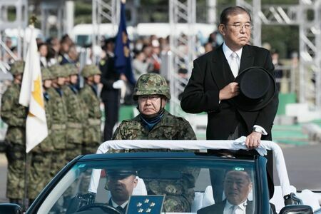 陸上自衛隊朝霞駐屯地に隣接する訓練場で行われた自衛隊発足70年記念の観閲式に出席した石破首相（2024年11月9日、写真：共同通信社）